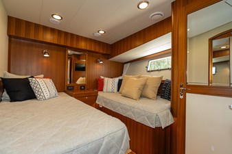 C'EST LA VIE 33 036 Port Guest Stateroom