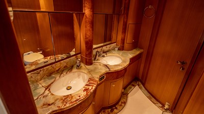 UNBRIDLED 63 DSC00558