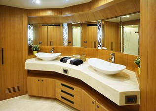 JOHNSON 93 OPEN BRIDGE 20 Master head with twin sinks