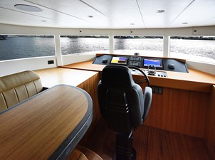 JOHNSON 93 OPEN BRIDGE 40 Pilothouse