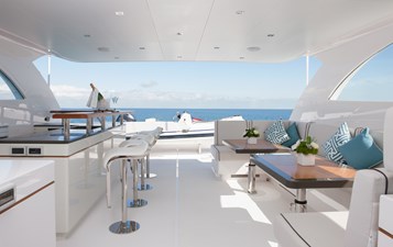 Horizon RP110  6 Horizon RP110 open flybridge with bar. 