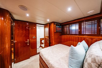 SOUTHERN BELLE 30 Stbd. Guest Cabin Looking Fwd. 