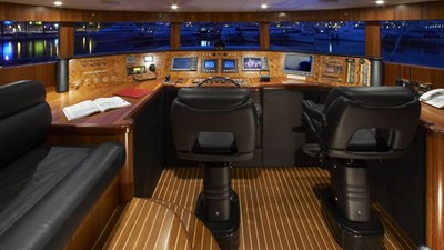 JOHNSON 93 SKYLOUNGE     6 Pilothouse