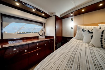 RECON ROYALE 35 Storage in the master stateroom