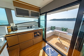 BACCHUS 2 Galley to Starboard