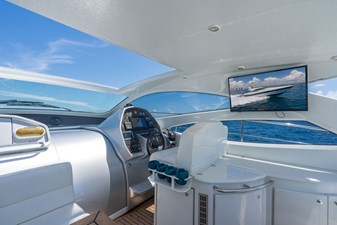 Veronique 17 2005 PERSHING 50 - Cockpit TV