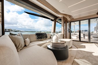 Yacht 22 Salon