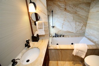 ROSA 10 Master Stateroom Her Head