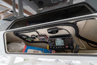 TWIN VEE 34 GFX 27 Overhead VHF Radio
