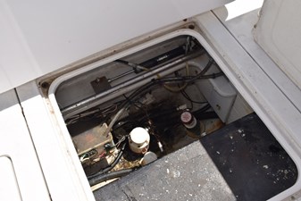 RAMPAGE 65 Aft lazarette, rear side of fuel tank