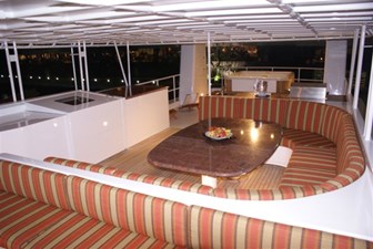 Victoria 28 Flybridge Lounge