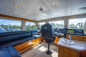 EAGLE'S NEST 42 _enclosed_flybridge_1