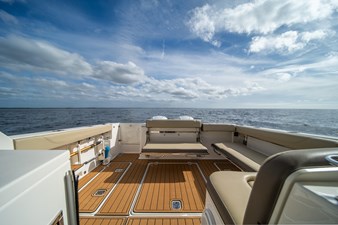 2019 Pursuit DC 325 Dual Console 23 