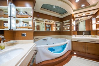 La Rubia 23 La Rubia Interior – Master Cabin Ensuite