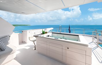 Horizon FD100  8 Horizon FD100 boat deck Jacuzzi. 