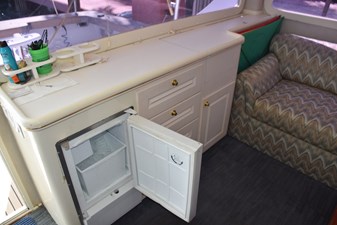 LOW BIDDER X  8 U-line icemaker in aft cabinet  