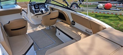 - 25 28_2019 23ft Sea Ray 230 SPX