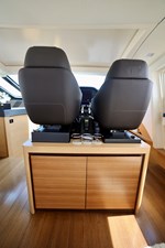 My Way 25 72 PERSHING 2009 HELM SEATS