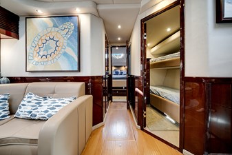 RECON ROYALE 31 Access to the staterooms