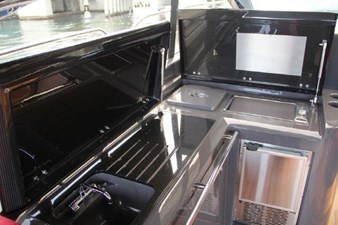 Young Guns 8 60-2012-Sunseeker-Predator-08