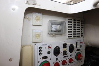 - 39 58-2004-Riviera-Enclosed-Flybridge-39