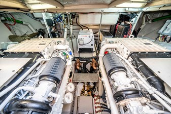 RECON ROYALE 48 Engine room