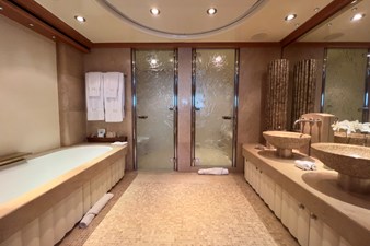 KIJO 51 The bathroom with a steam room as well as a bath