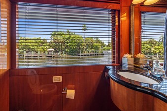 JEF82110L506 39 40_2006 82ft Jefferson Starship Pilothouse