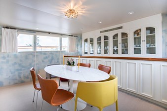 SOVEREIGN 25 Dining Area