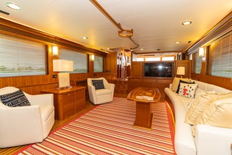 C'EST LA VIE 9 010 Salon facing Port Forward