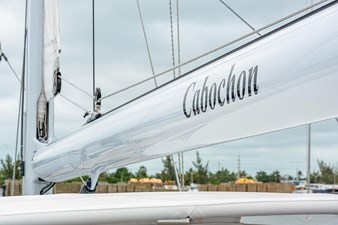 CABOCHON 8 8. Carbon fiber boom with hydraulic outhaul