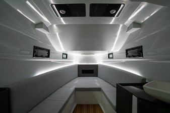 - 28 PIRELLI 42 Speedboat -  021