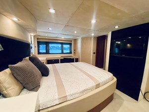 ESSENCE 67 68_2010 60ft Sunseeker Predator ESSENCE