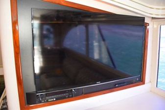 LOW BIDDER X  25 Flat panel TV in salon  