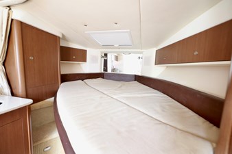 ANTANI 32 330-SUNDANCER-SEA-RAY-2014-YACHTSBLUE-FORWARD-BED