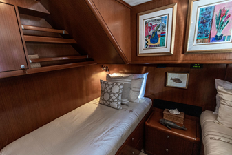 CABOCHON 48 46. Starbaord guest cabin.