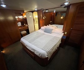 64 ft 1999 Mikelson Long-Range Luxury Sportfisher, Swells 4 