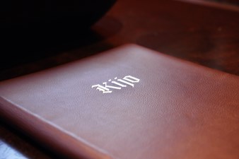 KIJO 36 A guestbook with the notes of many illustrious guests