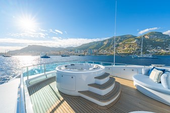 LATITUDE 11 Sundeck Jacuzzi with Seating