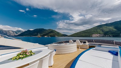 LADY MURA 13 9Yacht_ladymura_Superyacht_IYC_flybridge1