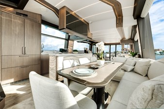 Yacht 31 Dining