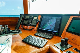 SOUTHERN BELLE 42 Helm Detail