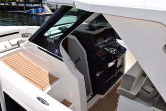 ERIKA RAY 61 Side entry with step and handle for easy boarding port side 