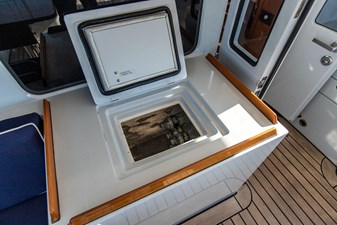 CABOCHON 29 28. Mid cockpit refridgeration.