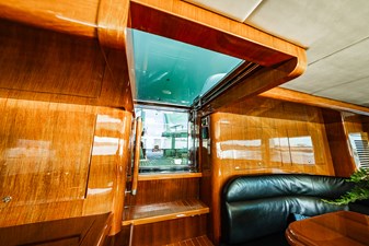 SOUTHERN BELLE 47 Flybridge Access