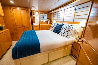 LONE STAR 33 Stbd Forward Queen