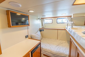 C'EST LA VIE 48 052 Crew Quarters