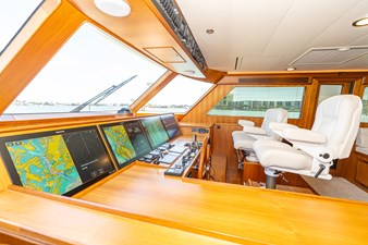 C'EST LA VIE 4 005 Command Bridge facing Starboard