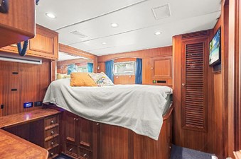 SEAS TO SEE 23 CAPTAINS CABIN