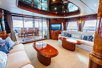 SOUTHERN BELLE 5 Salon Looking Aft